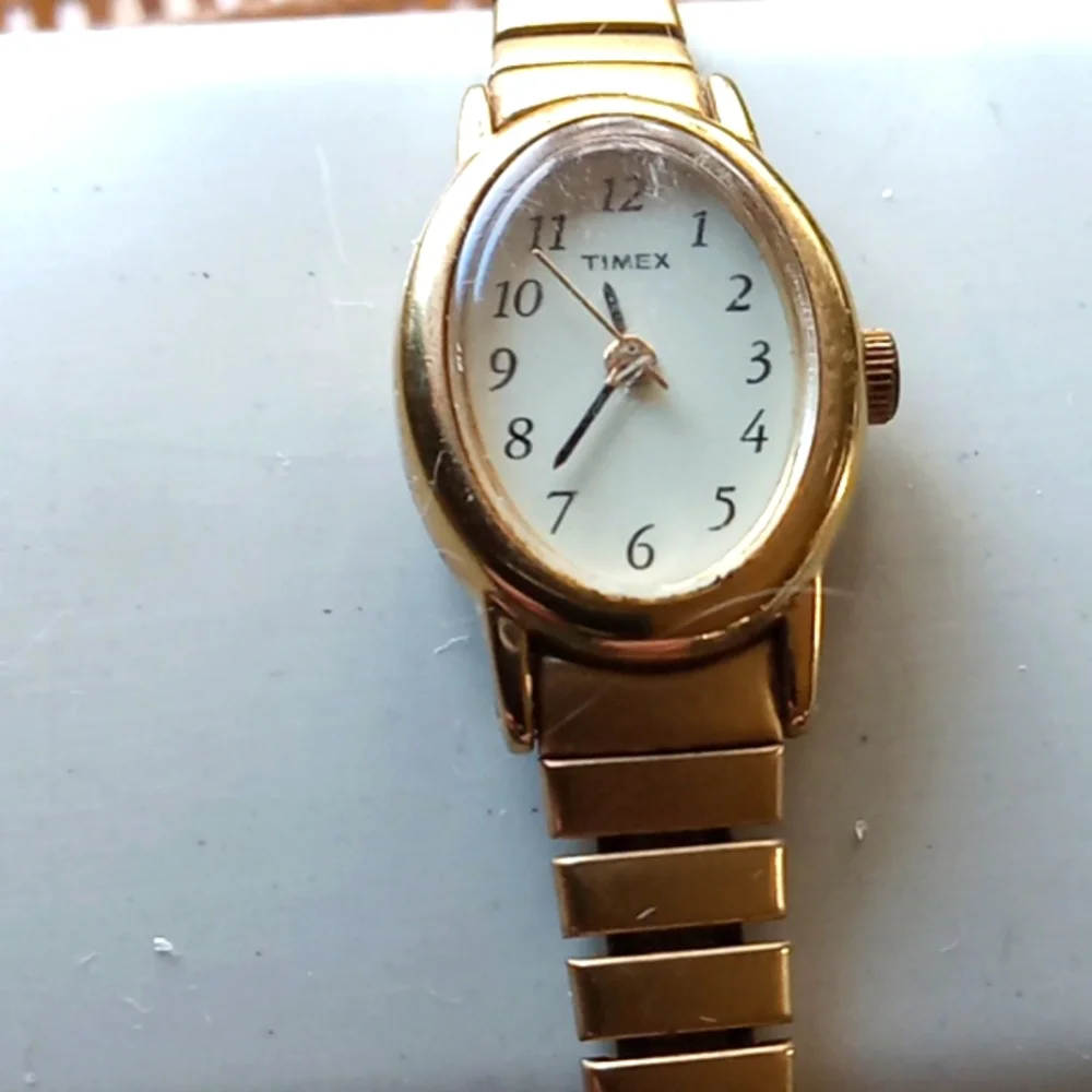 6 vintage ladies watches and one vintage new watch band. All as is. Great Deal.